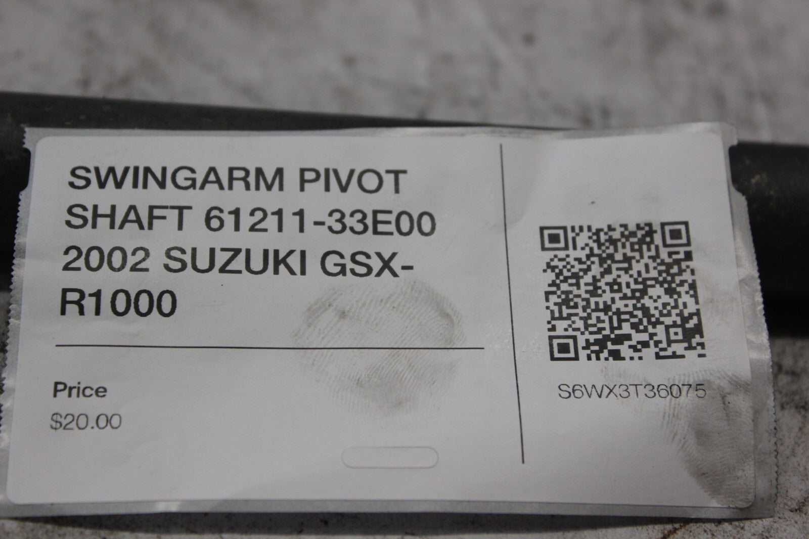 SWINGARM PIVOT SHAFT 61211-33E00 2002 SUZUKI GSX-R1000