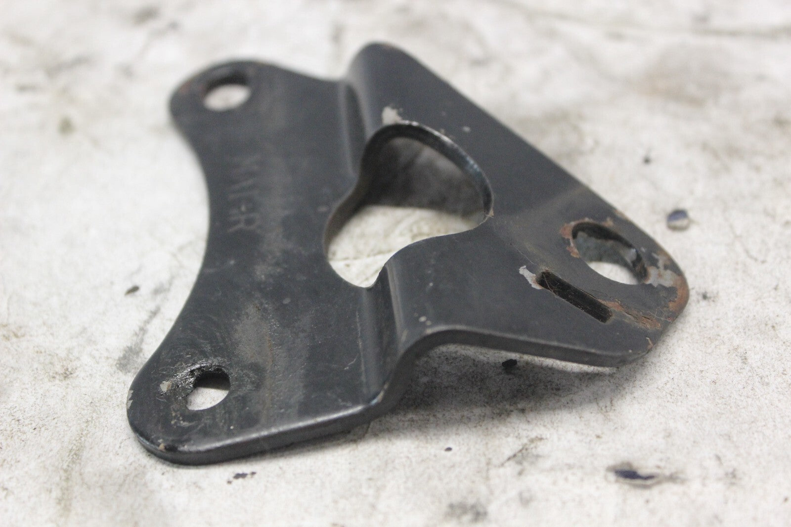 RIGHT MUFFLER BRACKET 18318-MA1-003 1982 HONDA GL500I SILVERWING