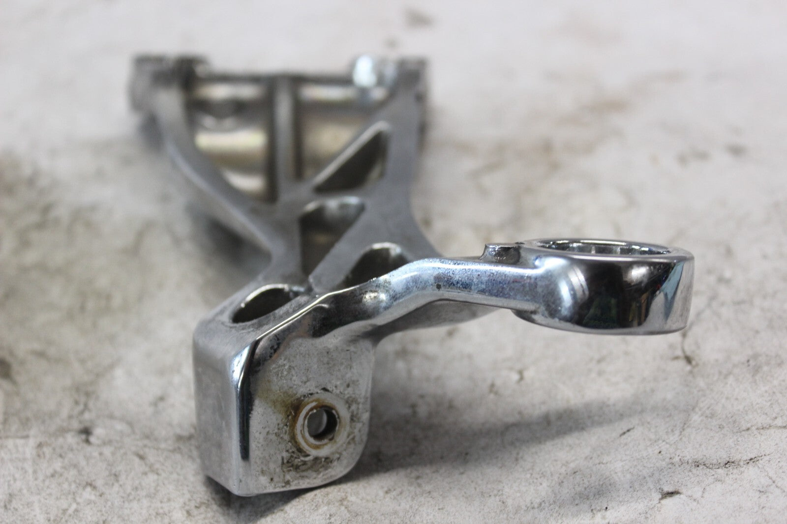 PASSENGER FOOTPEG BRACKET RIGHT CHROME 43600-24F00 2002 SUZUKI HAYABUSA GSX1300R