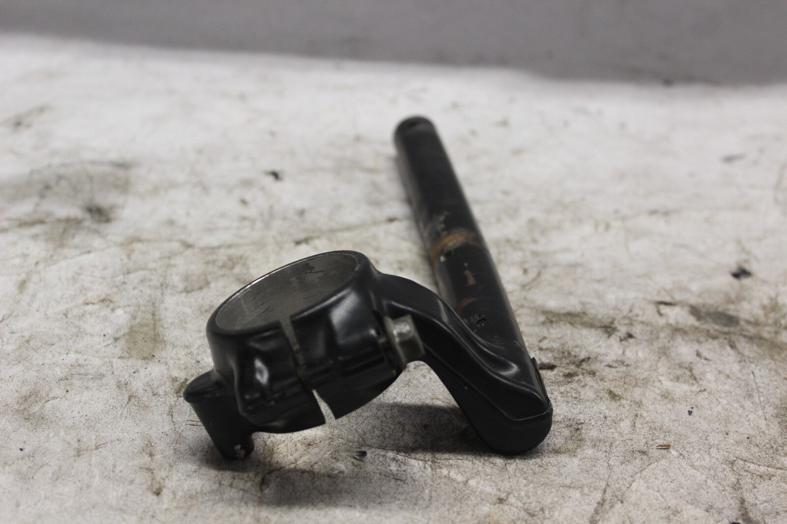 RIGHT HANDLEBAR BLACK SCRATCHED SEE PICS 53100-MAS-E00 1998 HONDA CBR900RR