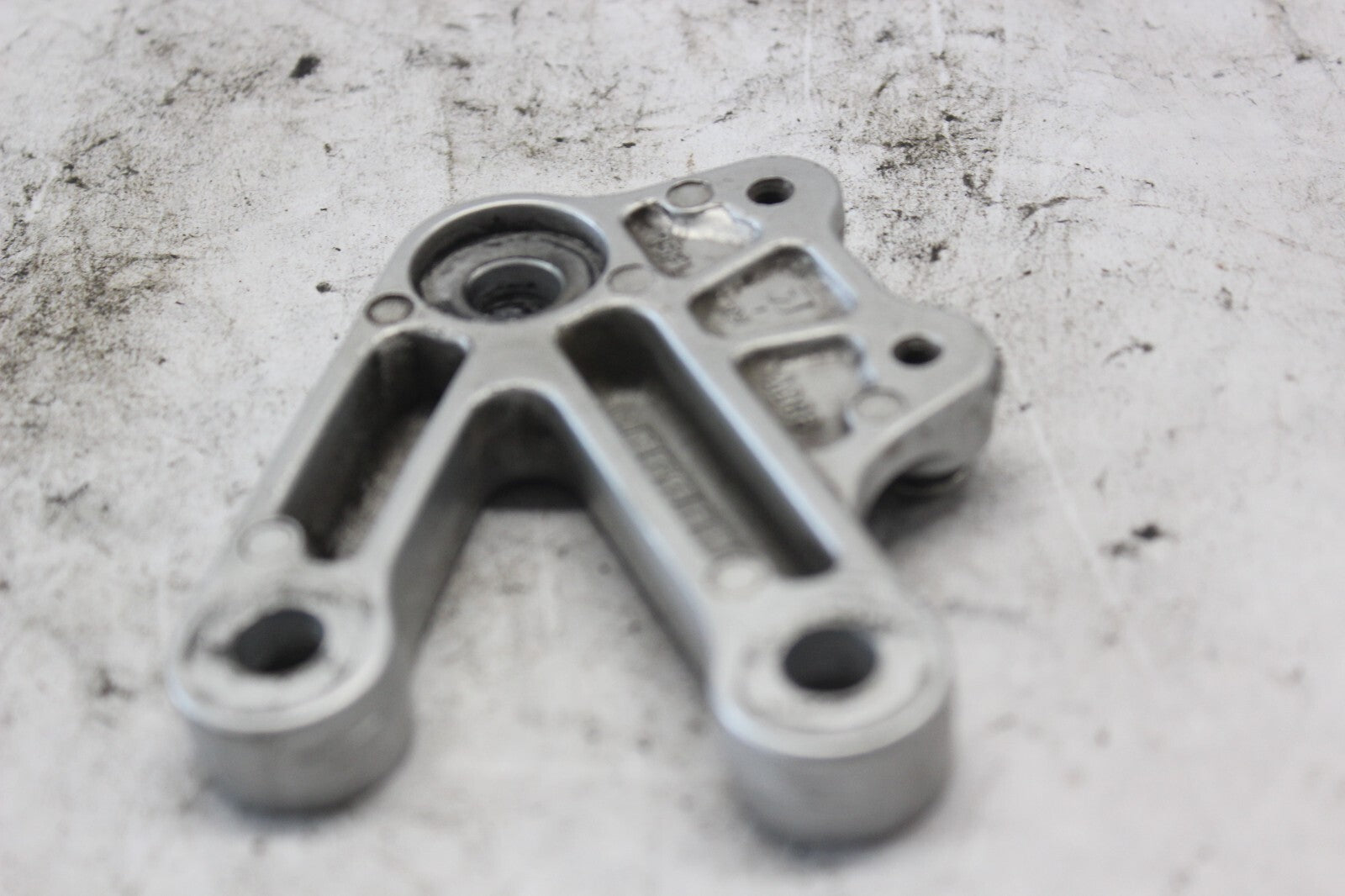 FRONT LEFT FOOTREST BRACKET 43521-35F00 2002 SUZUKI GSX-R1000