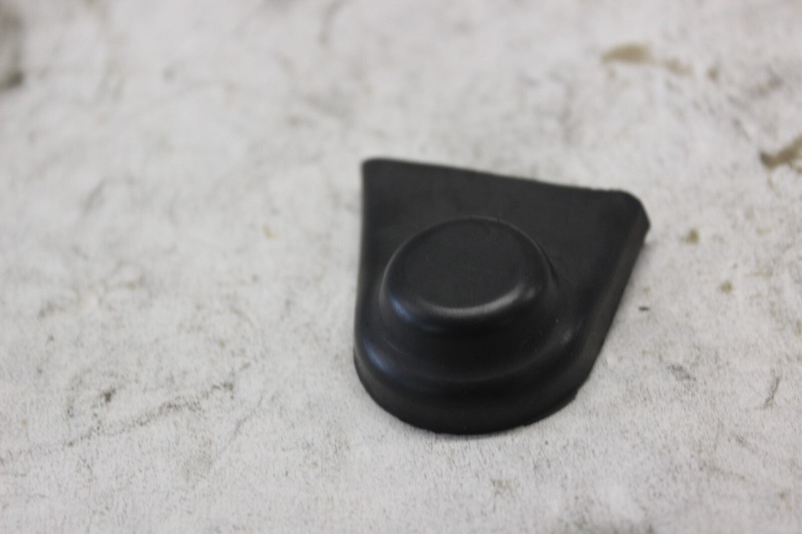 TANK BRACKET RUBBER BOOT LEFT 70999-08 2010 H-D ULTRA CLASSIC FLHTCU