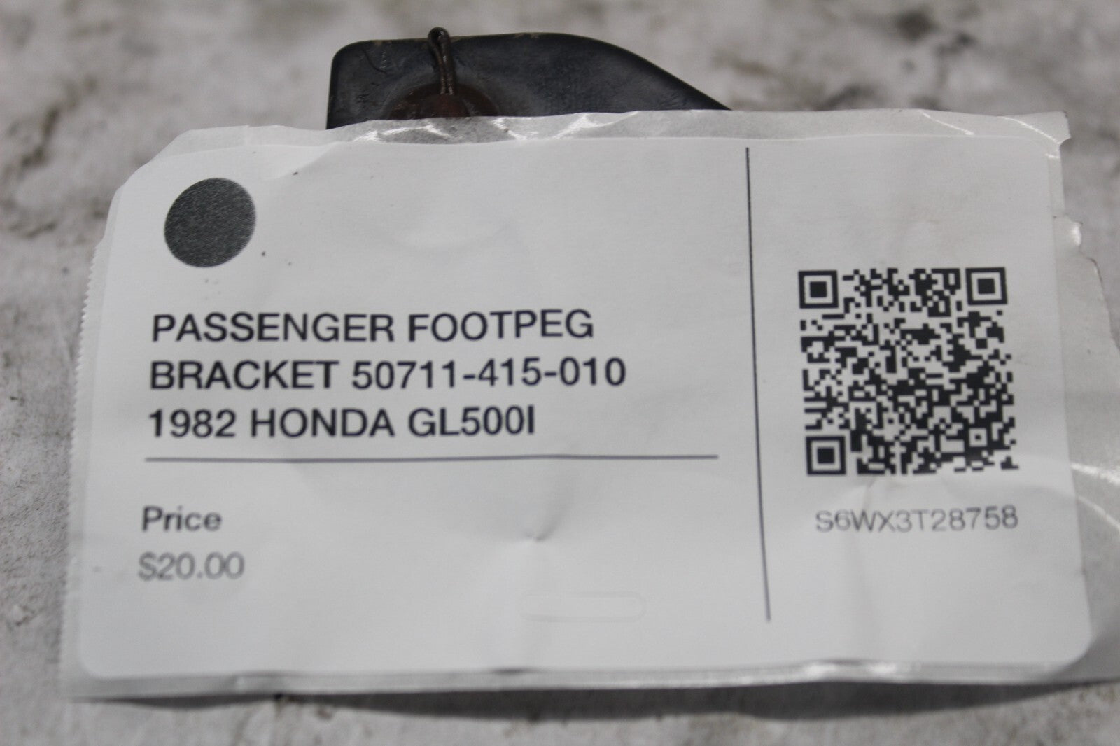 PASSENGER FOOTPEG BRACKET 50711-415-010 1982 HONDA GL500I SILVERWING