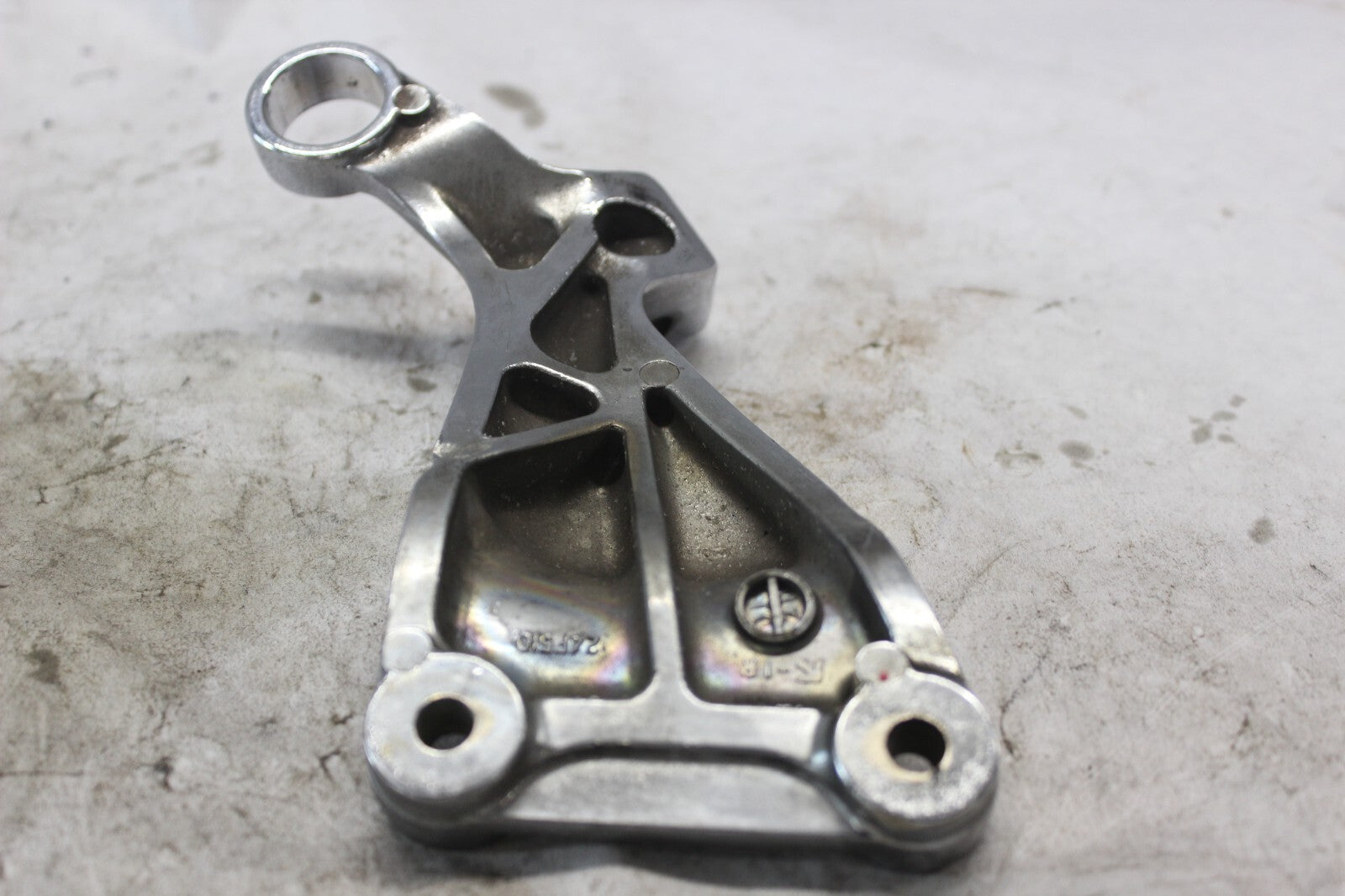 PASSENGER FOOTPEG BRACKET RIGHT CHROME 43600-24F00 2002 SUZUKI HAYABUSA GSX1300R