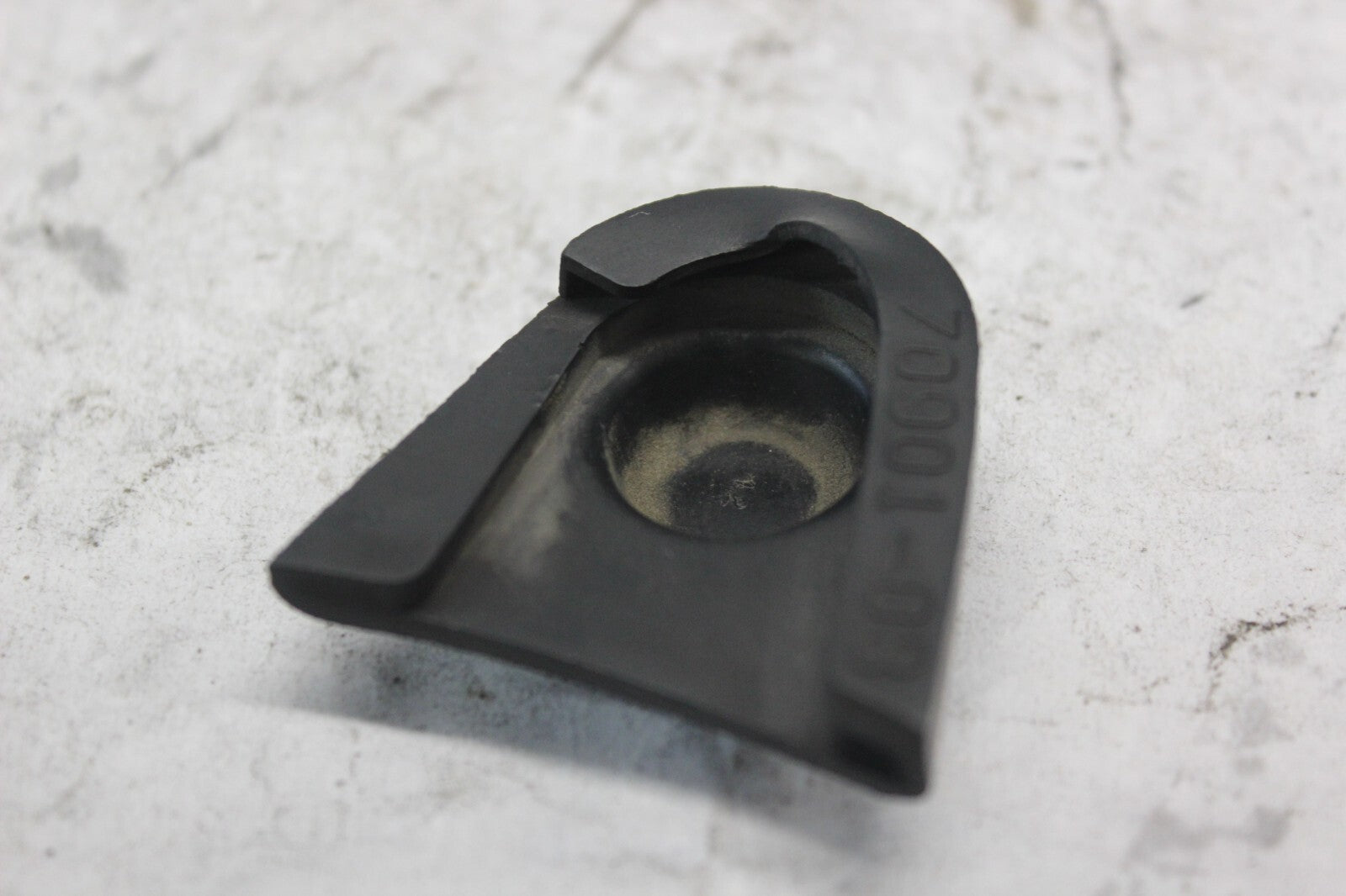 TANK BRACKET RUBBER BOOT RIGHT 70901-08 2008 H-D ELECTRAGLIDE FLHT