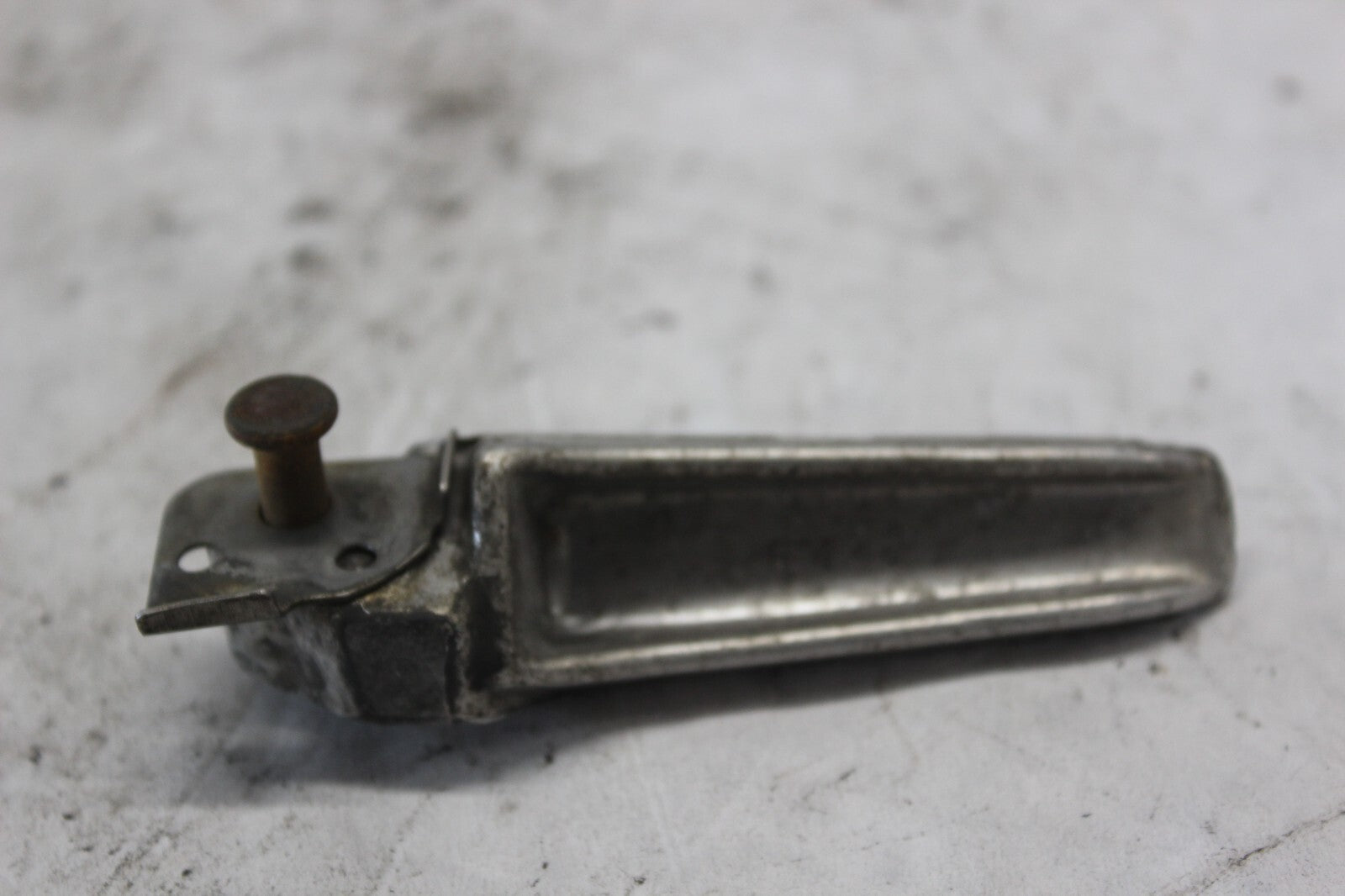 RIGHT PASSENGER FOOTREST BAR 43611-35F00 2002 SUZUKI GSX-R1000