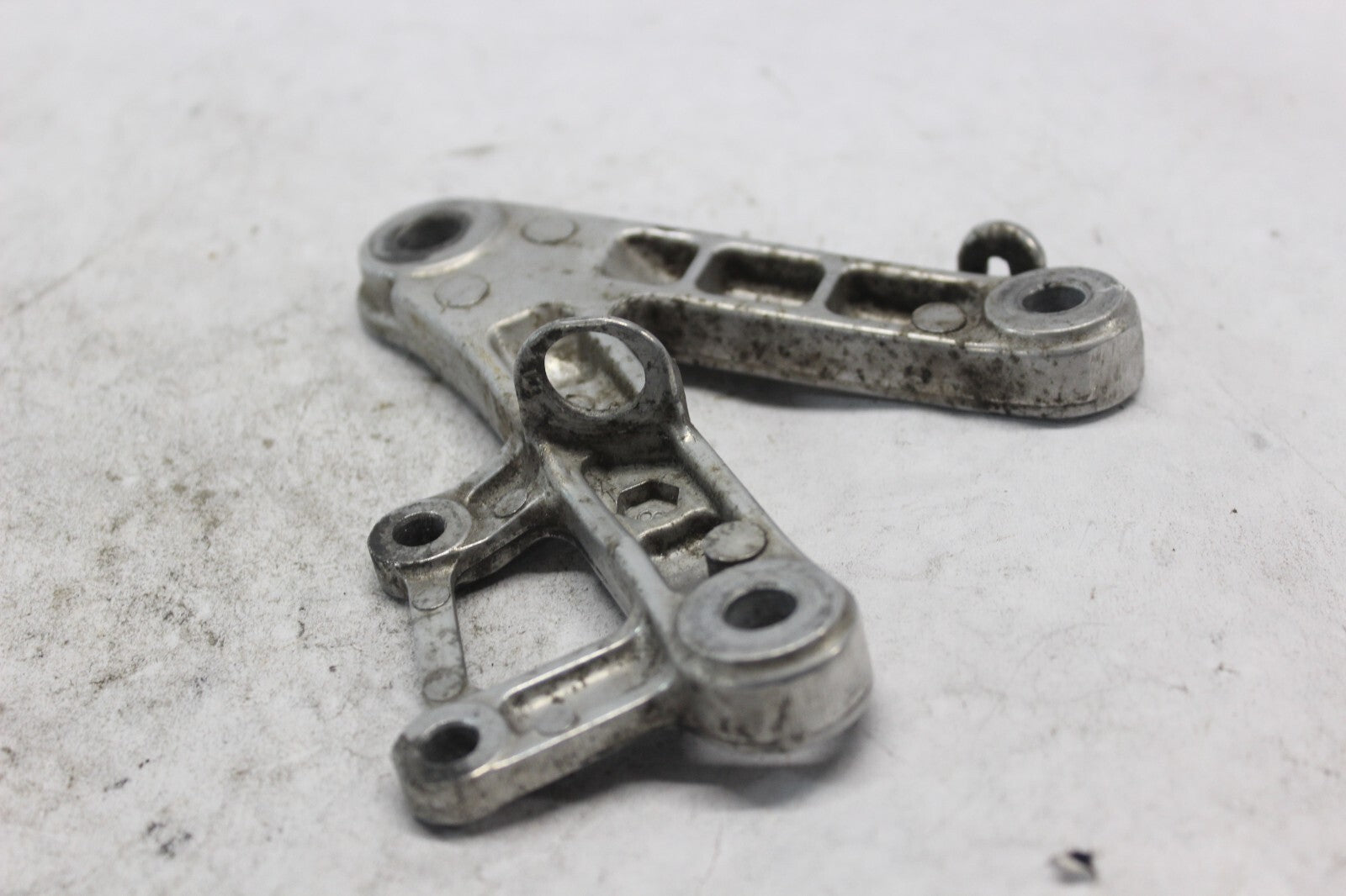 RIGHT MAIN STEP HOLDER 50600-MAS-E00 1998 HONDA CBR900RR