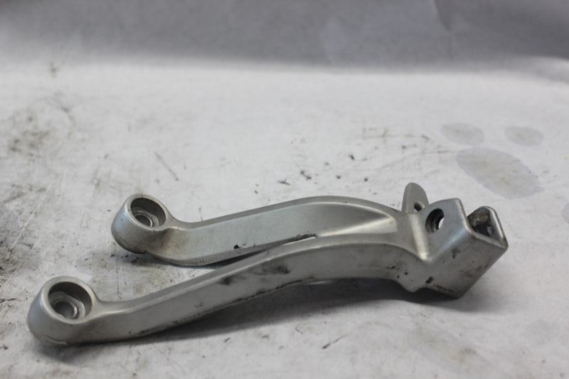 PASSENGER FOOTREST BRACKET LEFT 43700-35F00 2002 SUZUKI GSX-R1000