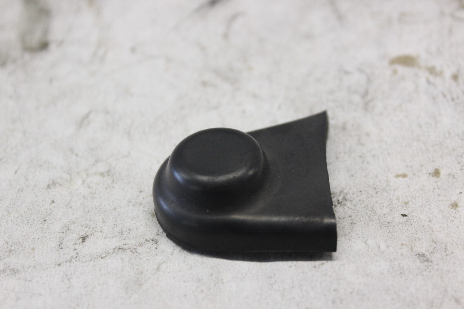 TANK BRACKET RUBBER BOOT LEFT 70999-08 2010 H-D ULTRA CLASSIC FLHTCU