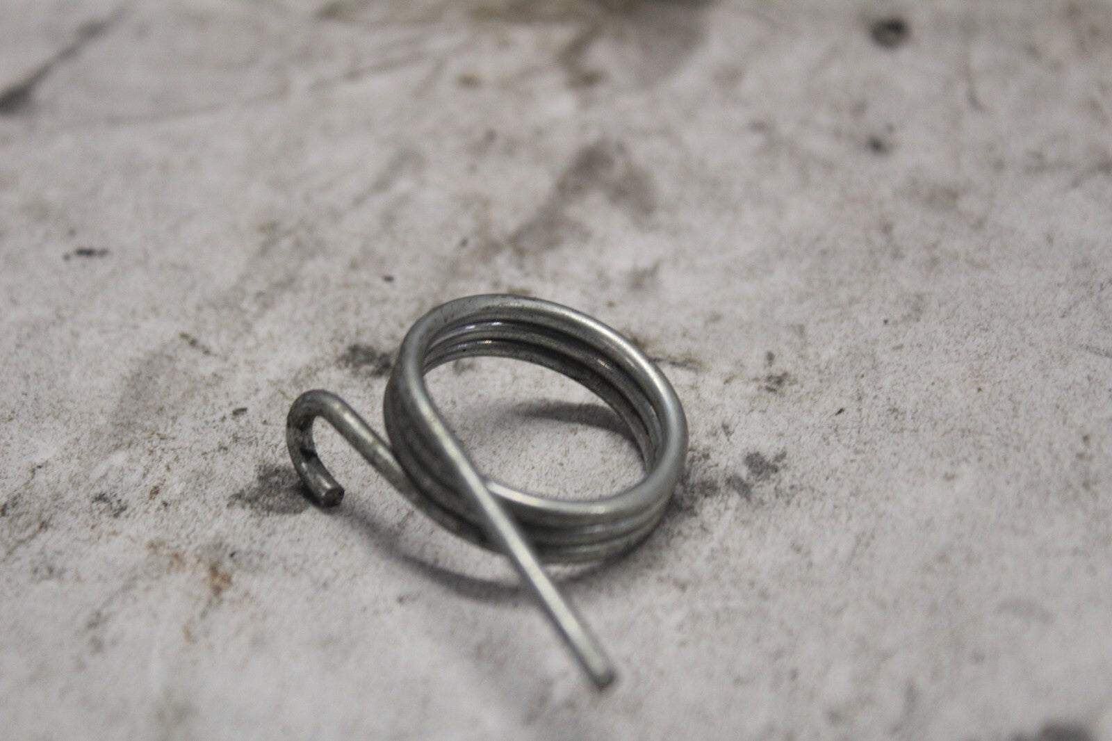 LEFT SEAT LOCK SPRING B 77227-MA1-000 1982 HONDA GL500I SILVERWING