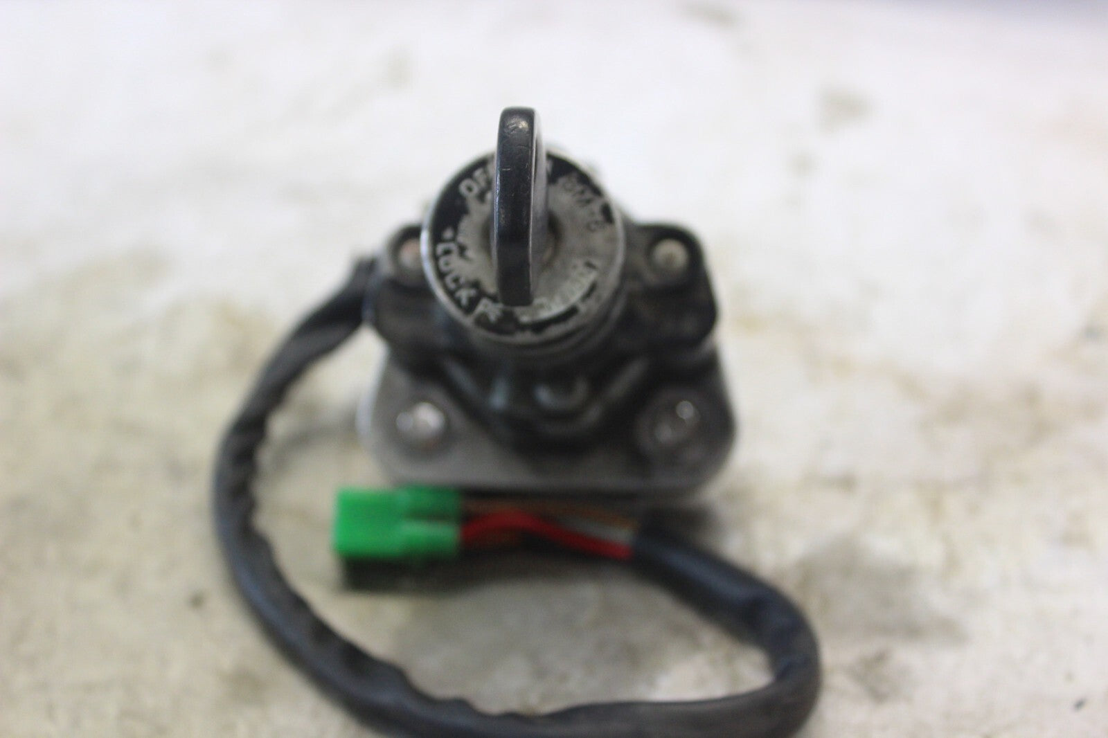 STEERING LOCK ASSY W/ KEY 37100-24F00 2002 SUZUKI HAYABUSA GSX1300R