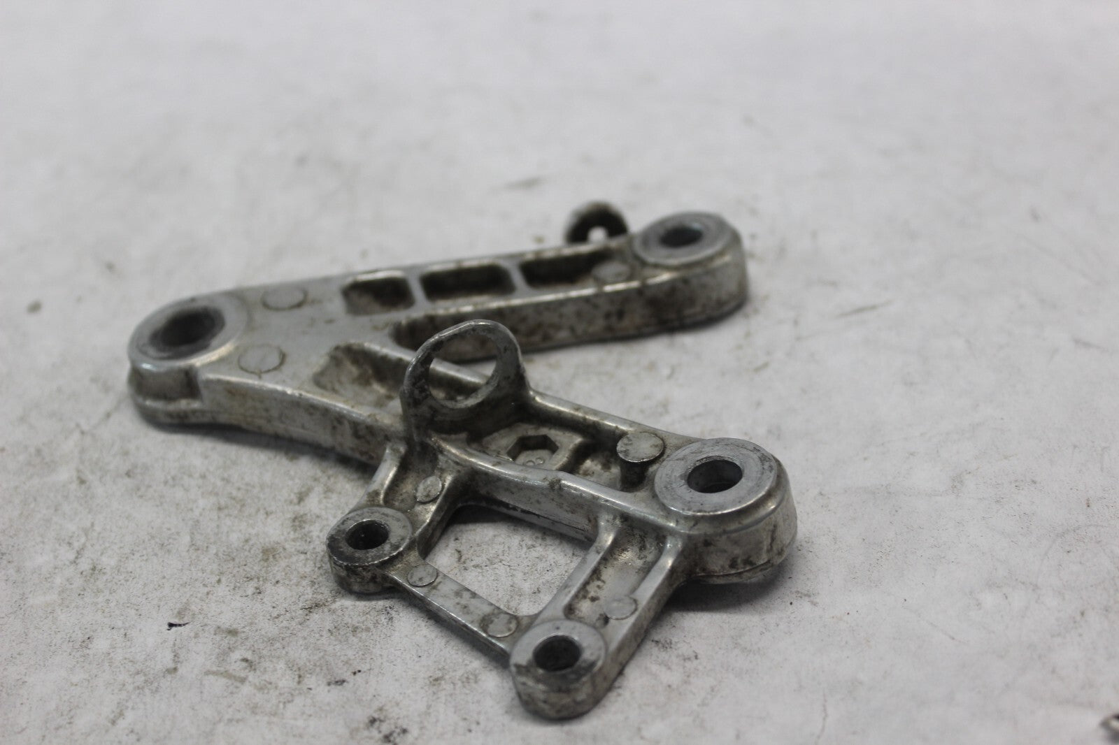 RIGHT MAIN STEP HOLDER 50600-MAS-E00 1998 HONDA CBR900RR