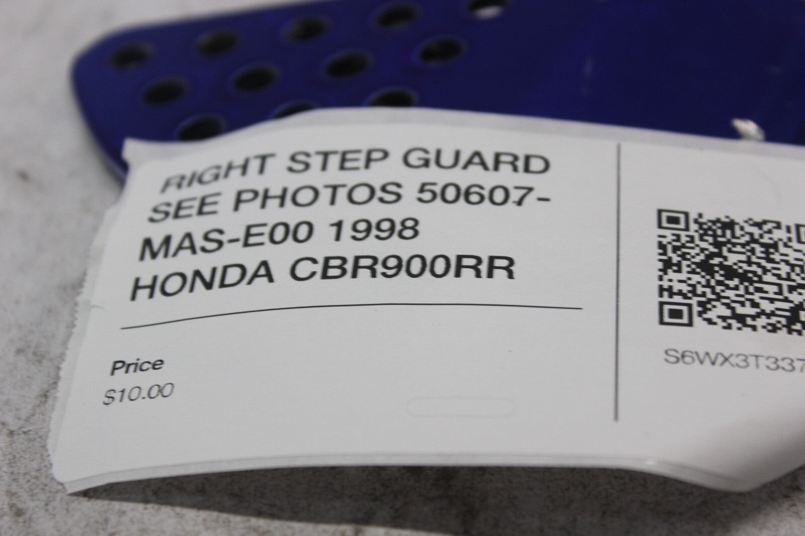 RIGHT STEP GUARD SEE PHOTOS 50607-MAS-E00 1998 HONDA CBR900RR