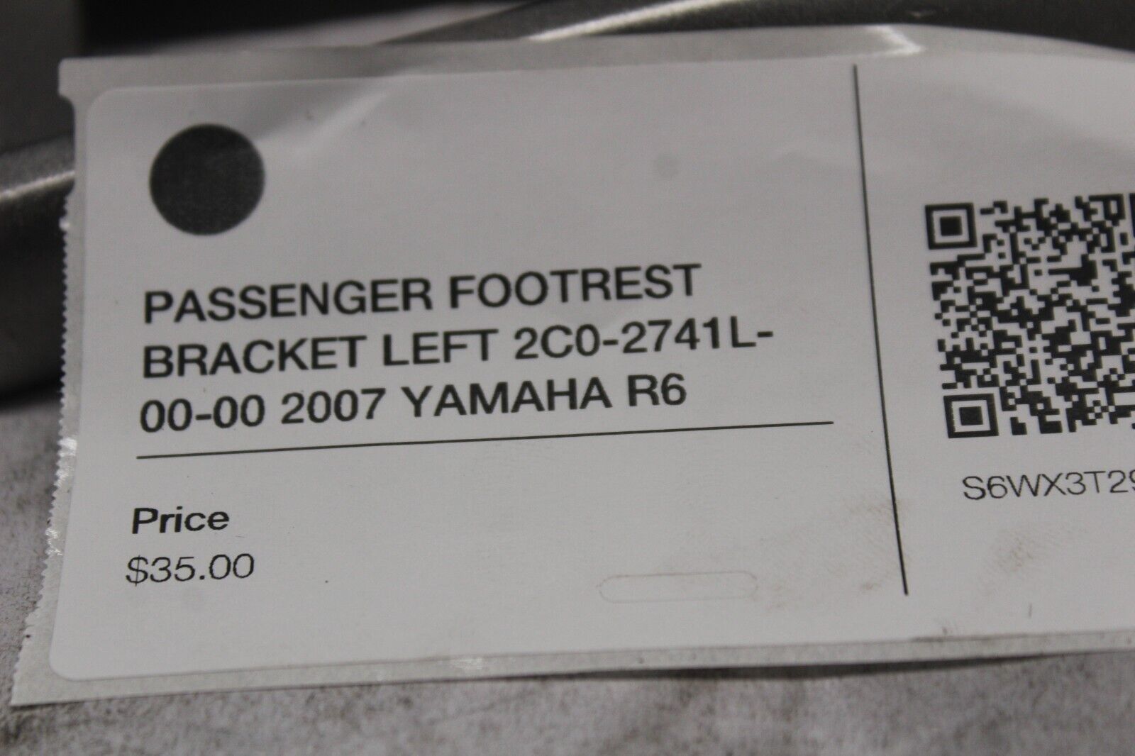 PASSENGER FOOTREST BRACKET LEFT 2C0-2741L-00-00 2007 YAMAHA R6 YZFR6
