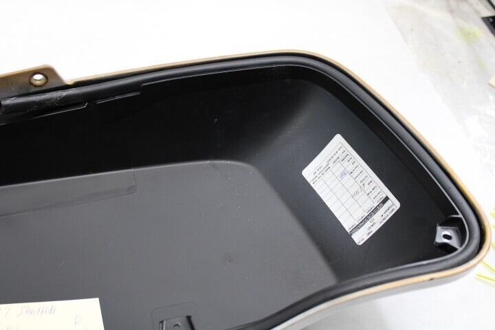 OEM Harley Davidson Saddlebag Lid RIGHT 90200411
