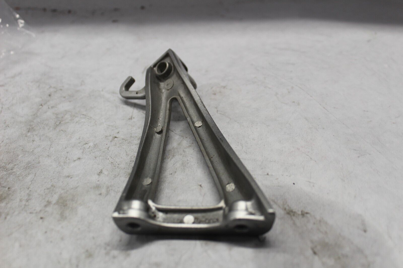 PASSENGER FOOTREST BRACKET LEFT 2C0-2741L-00-00 2007 YAMAHA R6 YZFR6