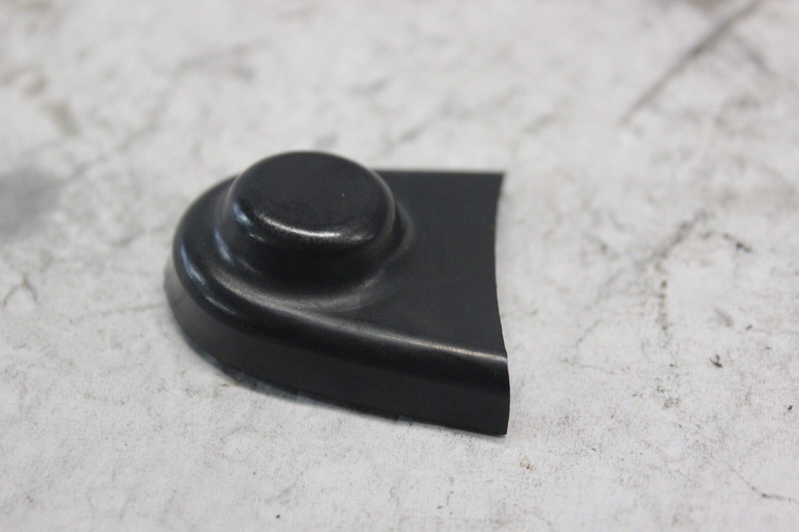 TANK BRACKET RUBBER BOOT RIGHT 70901-08 2008 H-D ELECTRAGLIDE FLHT