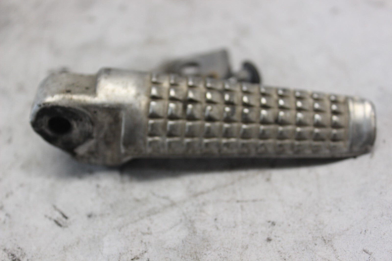 PASSENGER LEFT FOOTPEG ASSY 43621-35F00 2002 SUZUKI GSX-R1000