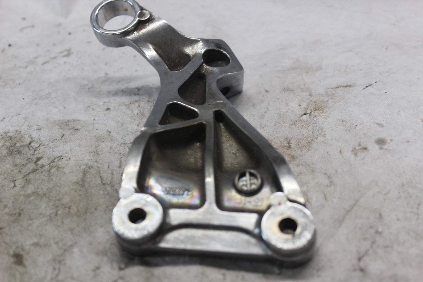 PASSENGER FOOTPEG BRACKET RIGHT CHROME 43600-24F00 2002 SUZUKI HAYABUSA GSX1300R