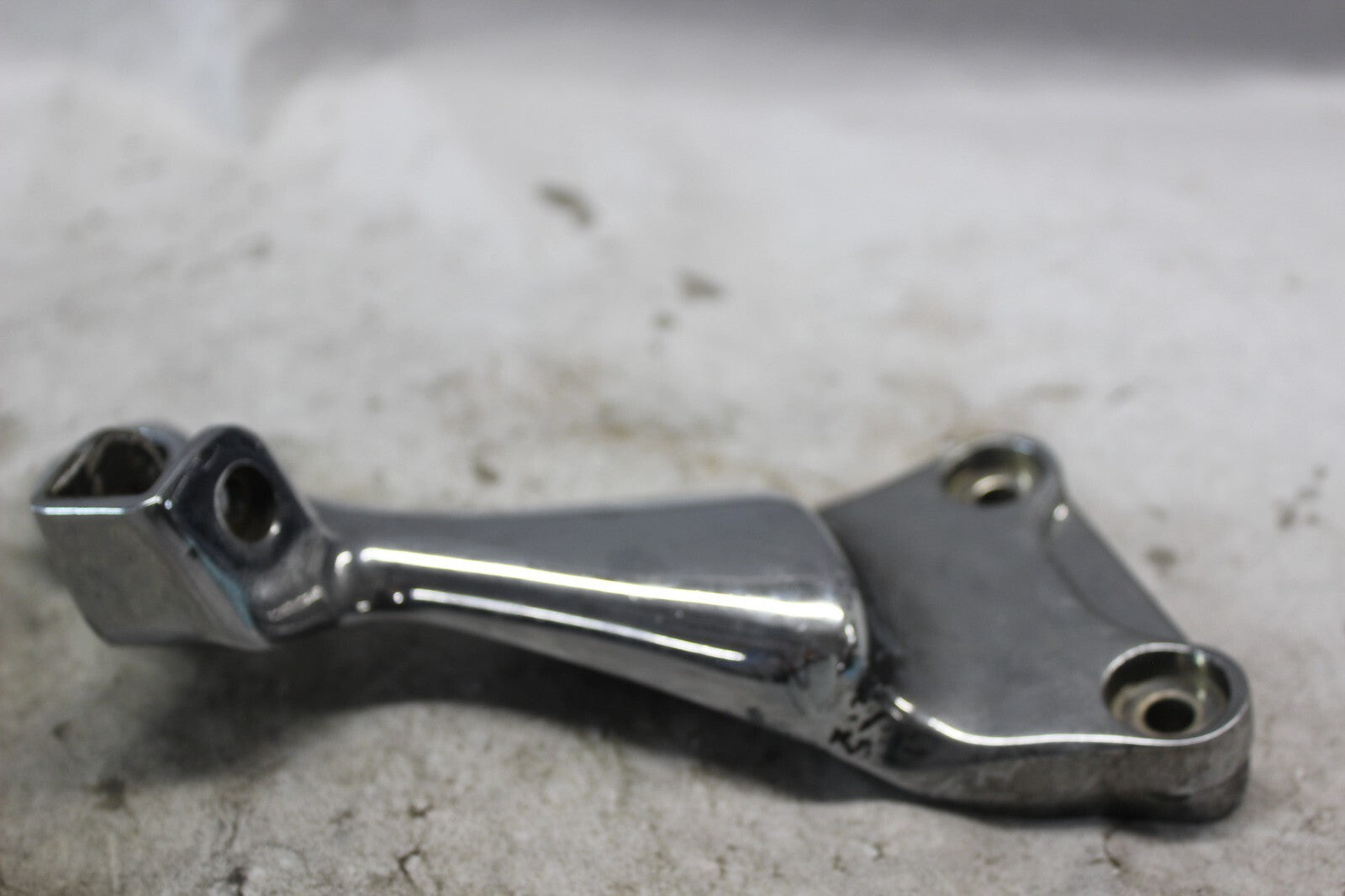 PASSENGER FOOTPEG BRACKET RIGHT CHROME 43600-24F00 2002 SUZUKI HAYABUSA GSX1300R