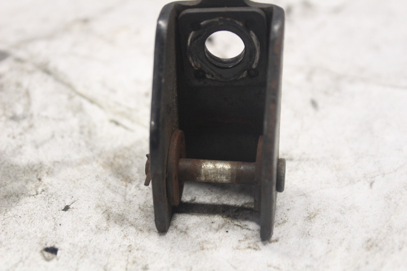 PASSENGER FOOTPEG BRACKET 50711-415-010 1982 HONDA GL500I SILVERWING