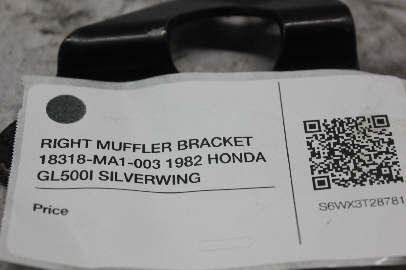 RIGHT MUFFLER BRACKET 18318-MA1-003 1982 HONDA GL500I SILVERWING