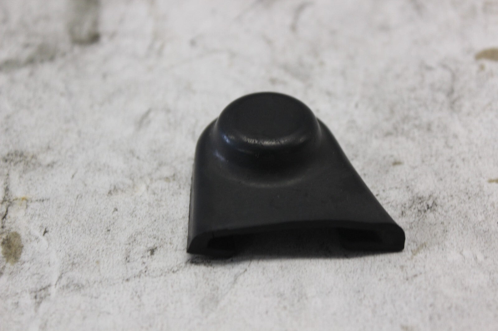 TANK BRACKET RUBBER BOOT LEFT 70999-08 2010 H-D ULTRA CLASSIC FLHTCU