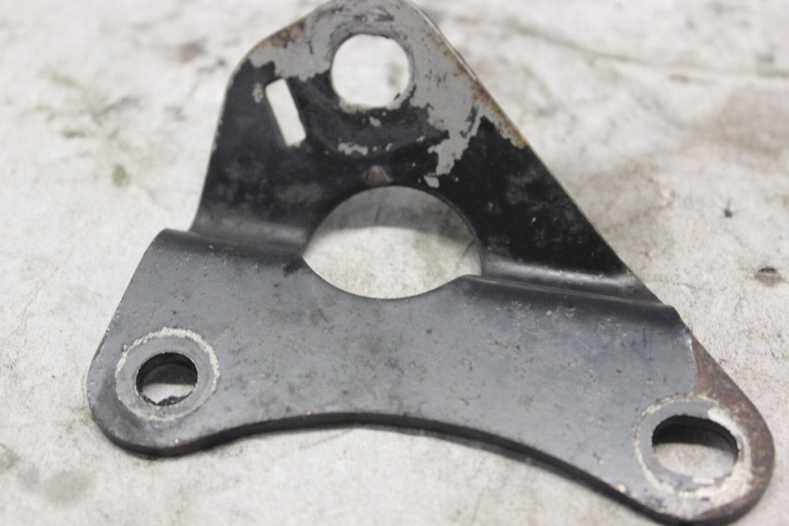 RIGHT MUFFLER BRACKET 18318-MA1-003 1982 HONDA GL500I SILVERWING