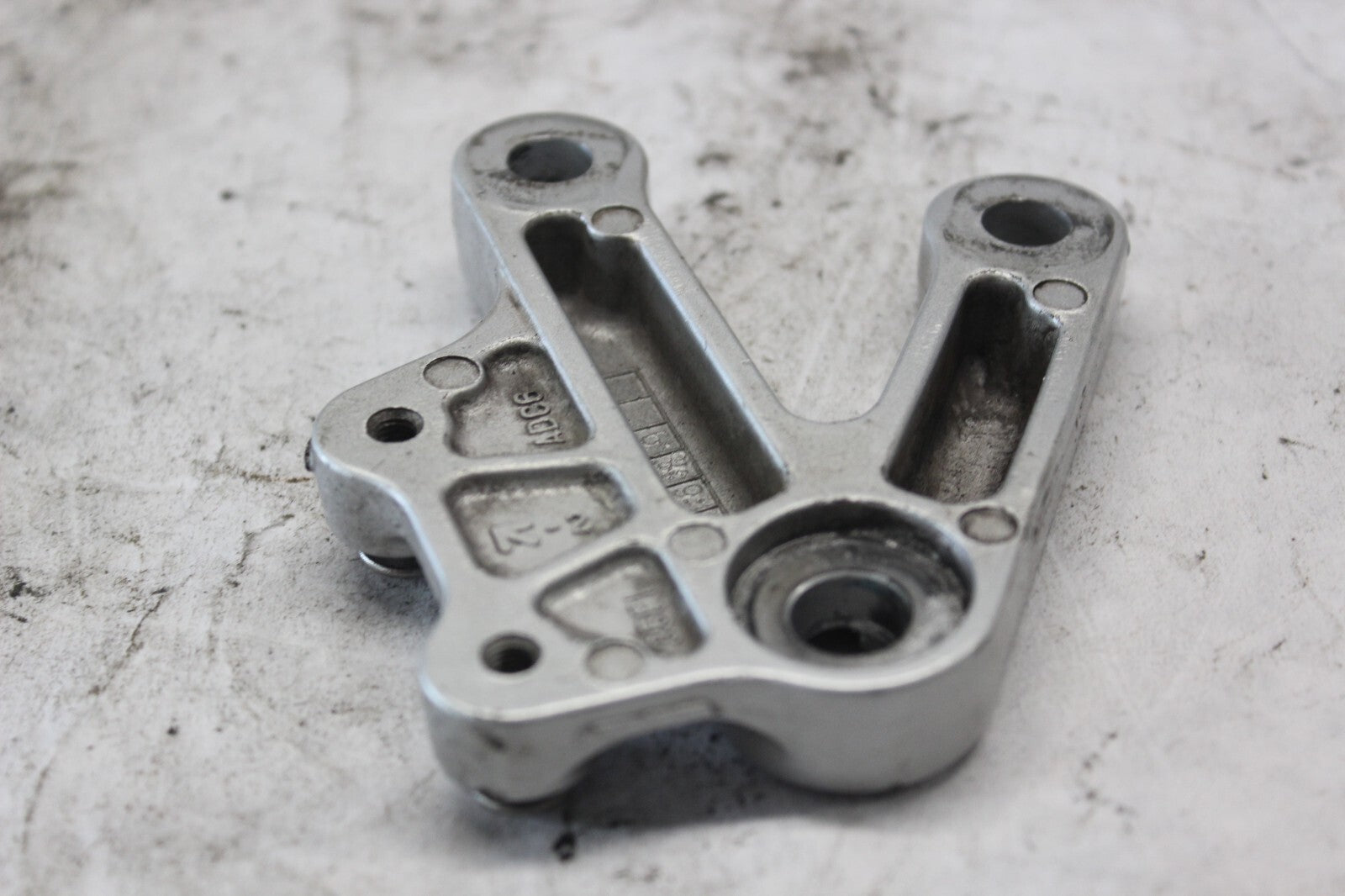 FRONT LEFT FOOTREST BRACKET 43521-35F00 2002 SUZUKI GSX-R1000