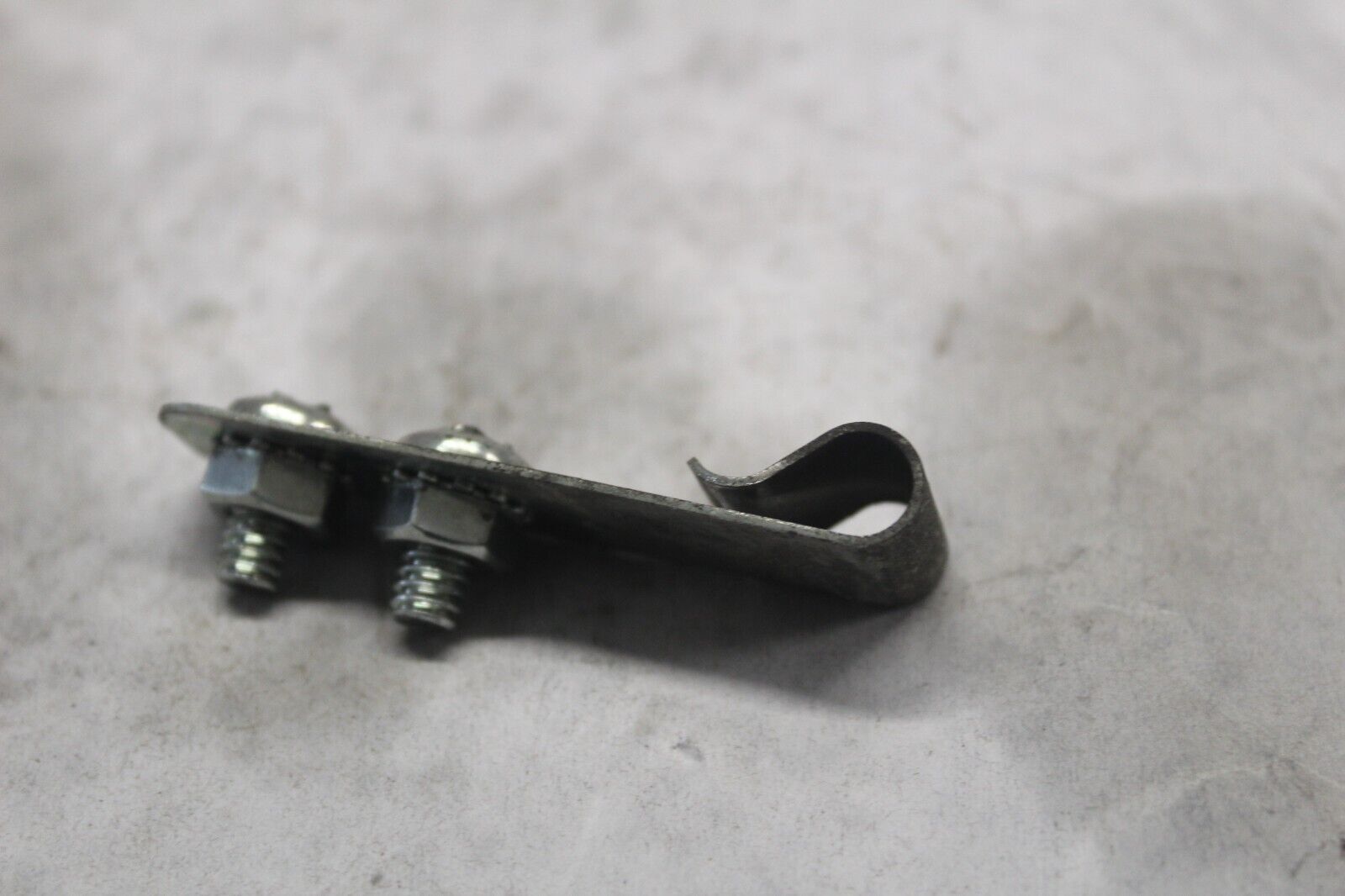 LICENSE PLATE CLIP W/SCREWS 68004-05 2005 HD SOFTAIL DELUXE FLSTNI