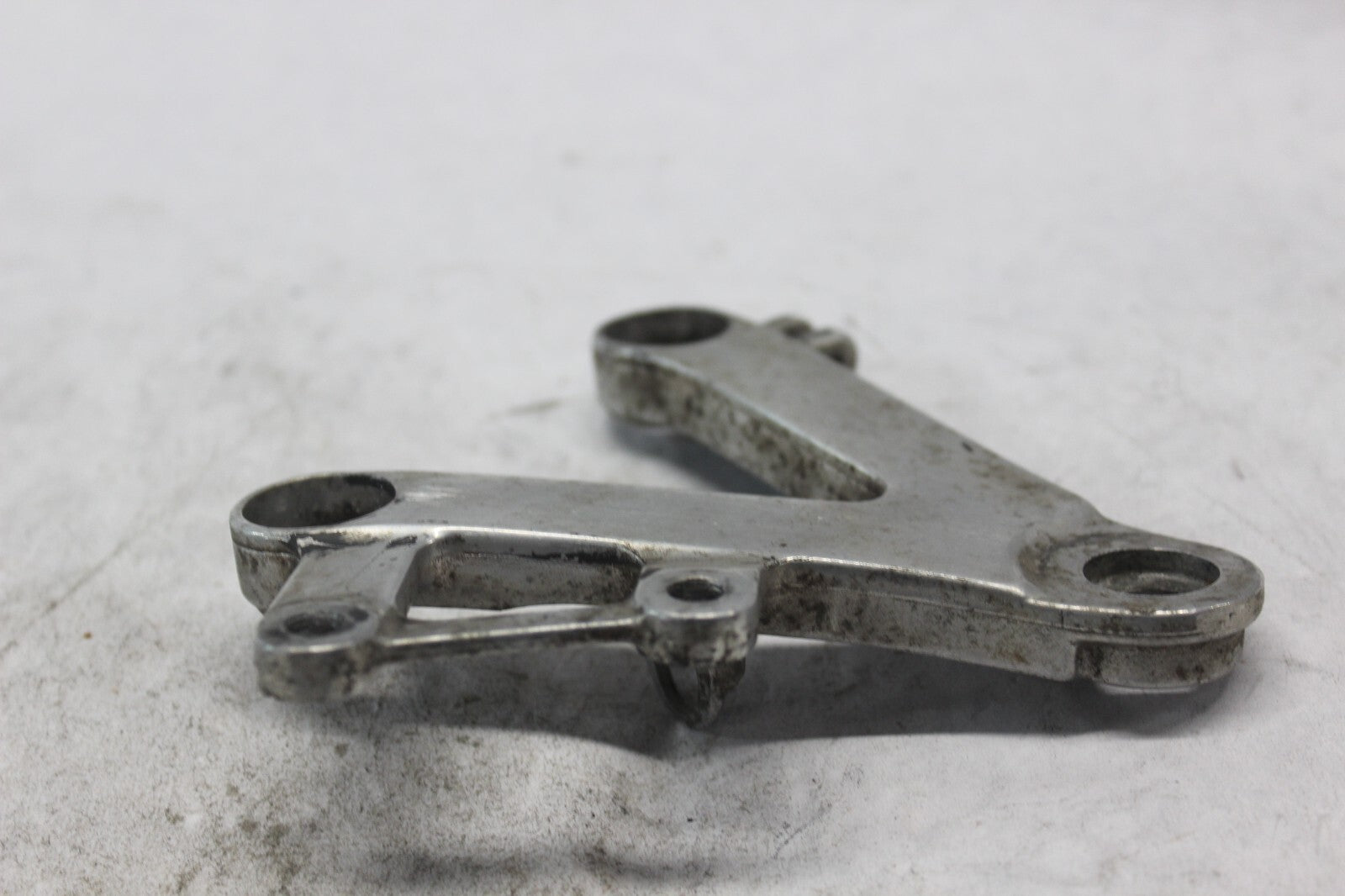 RIGHT MAIN STEP HOLDER 50600-MAS-E00 1998 HONDA CBR900RR