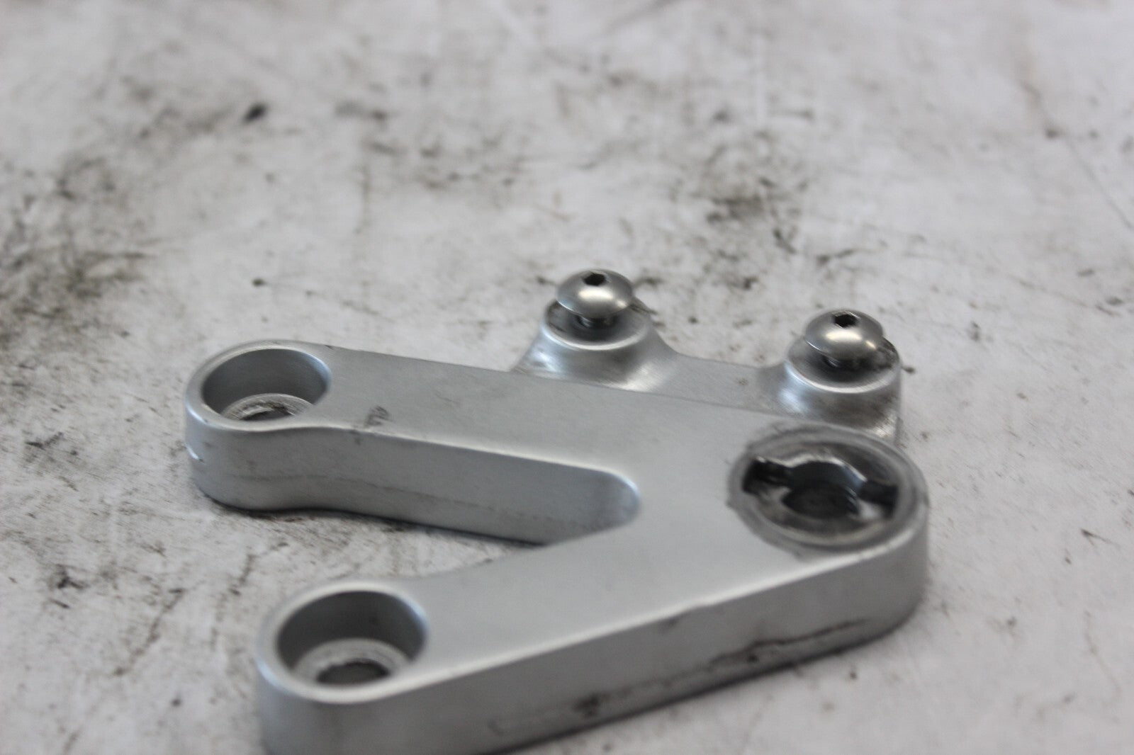 FRONT LEFT FOOTREST BRACKET 43521-35F00 2002 SUZUKI GSX-R1000