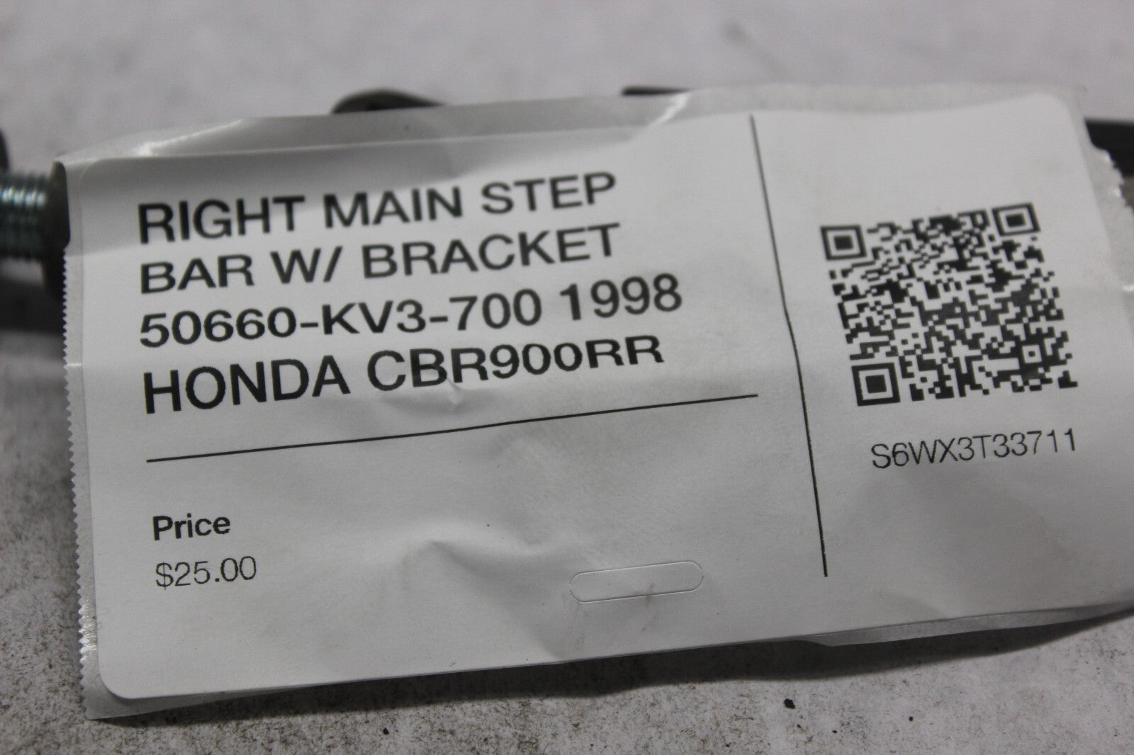 RIGHT MAIN STEP BAR W/ BRACKET 50660-KV3-700 1998 HONDA CBR900RR