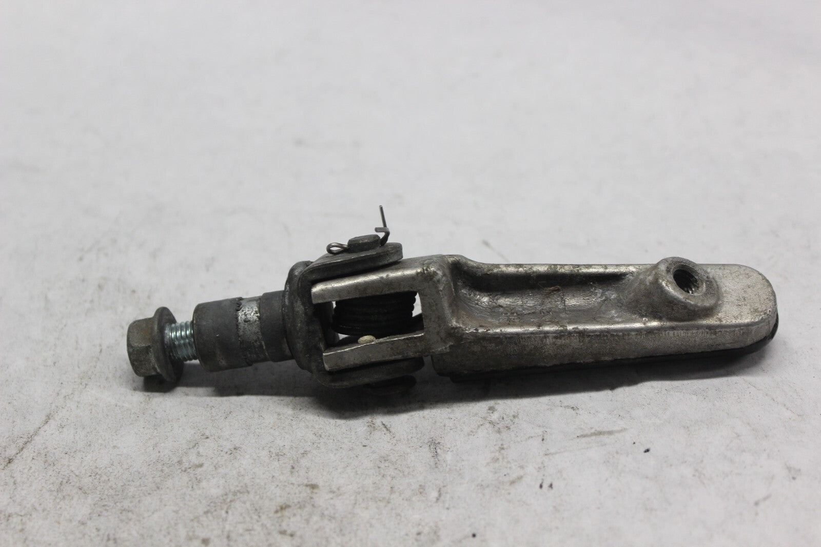 RIGHT MAIN STEP BAR W/ BRACKET 50660-KV3-700 1998 HONDA CBR900RR