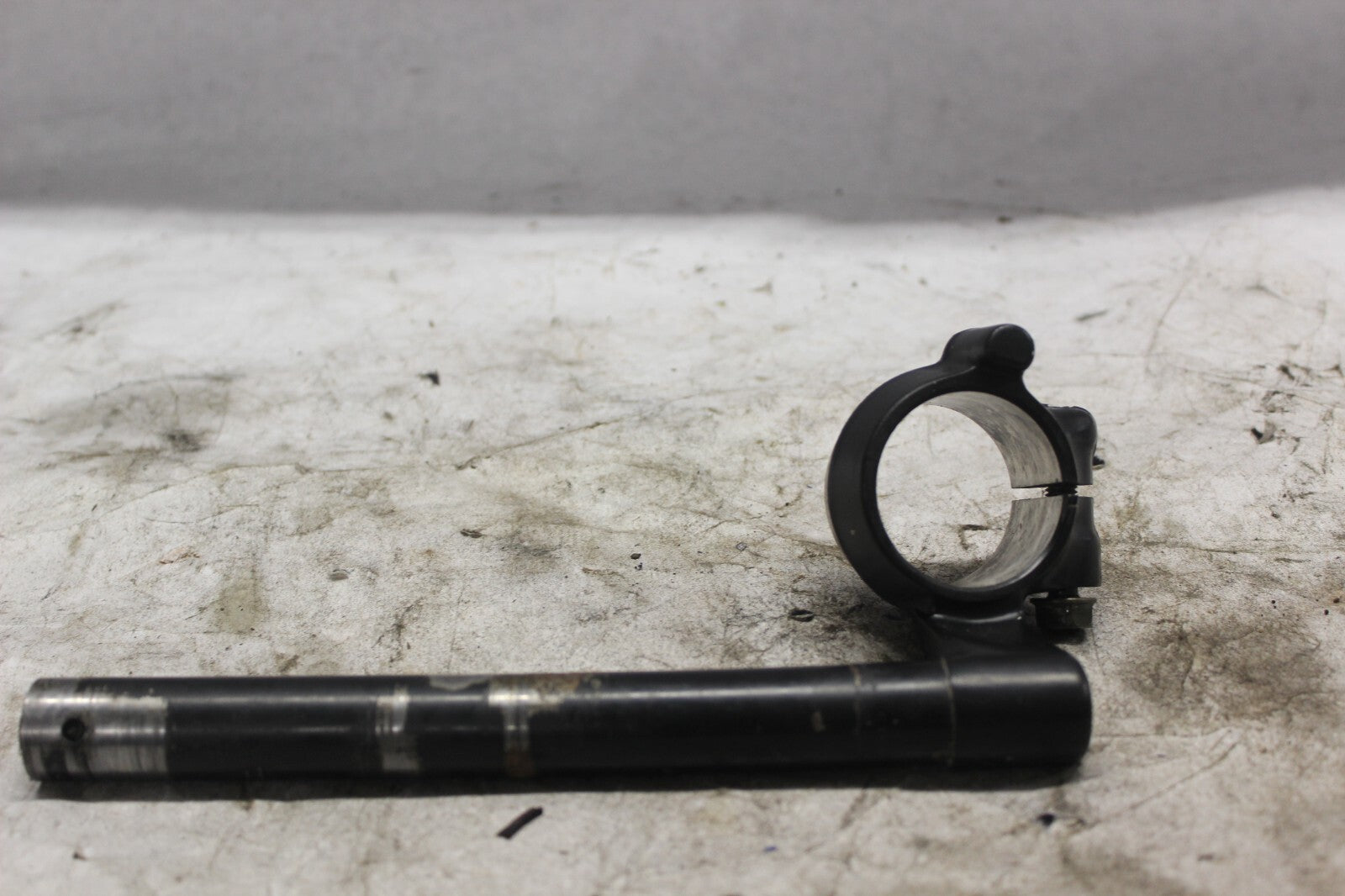 RIGHT HANDLEBAR BLACK SCRATCHED SEE PICS 53100-MAS-E00 1998 HONDA CBR900RR