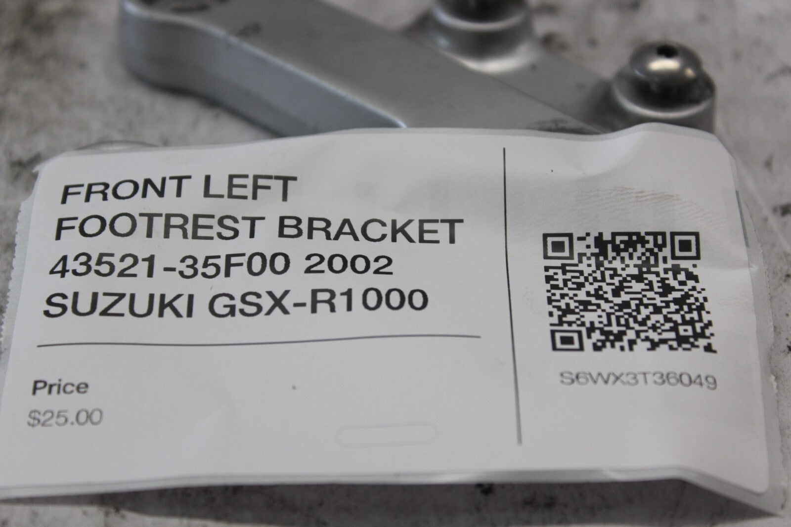 FRONT LEFT FOOTREST BRACKET 43521-35F00 2002 SUZUKI GSX-R1000
