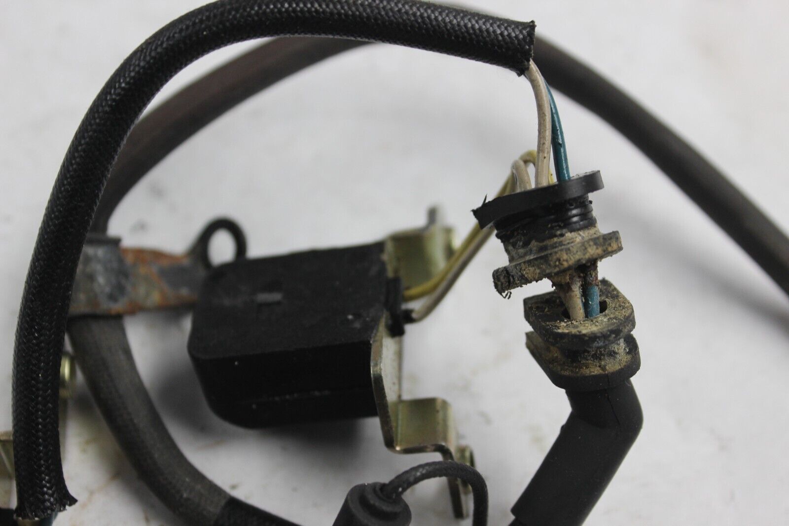PULSE GENERATOR ASSY 30300-MB4-174 1986 HONDA V65 MAGNA VF1100C
