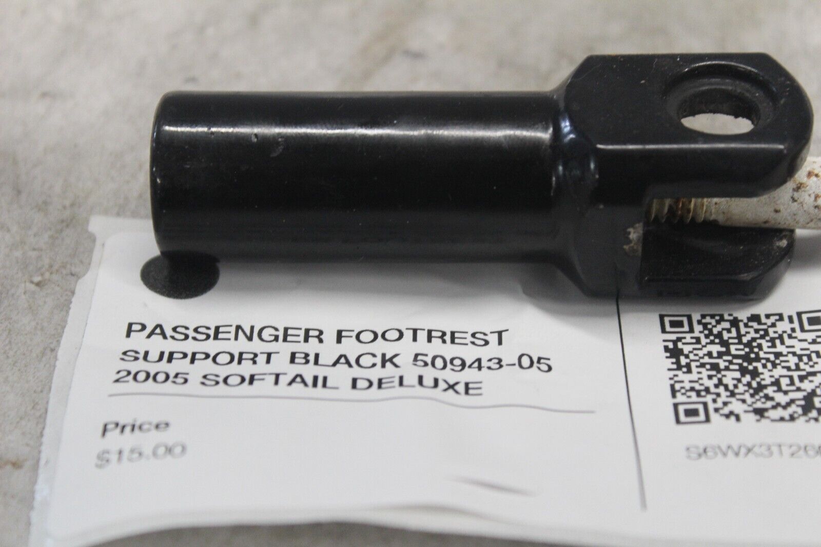 PASSENGER FOOTREST SUPPORT BLACK 50943-05 2005 SOFTAIL DELUXE FLSTNI