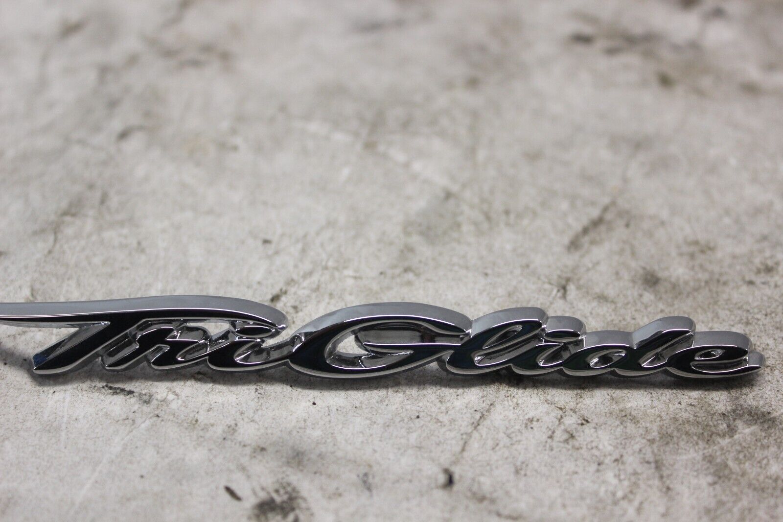 TRI-GLIDE NAMEPLATE CHROME 84027-11 2021 H-D TRI-GLIDE ULTRA