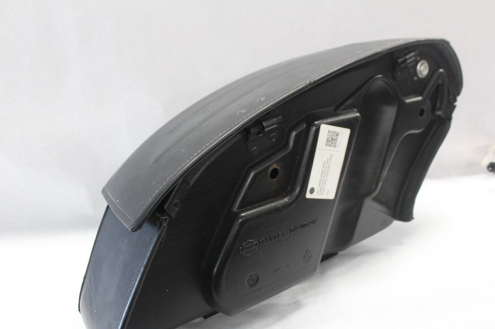 LEFT SADDLEBAG ASSY COMPLETE 91316-04 2005 ROAD KING CUSTOM FLHRSI