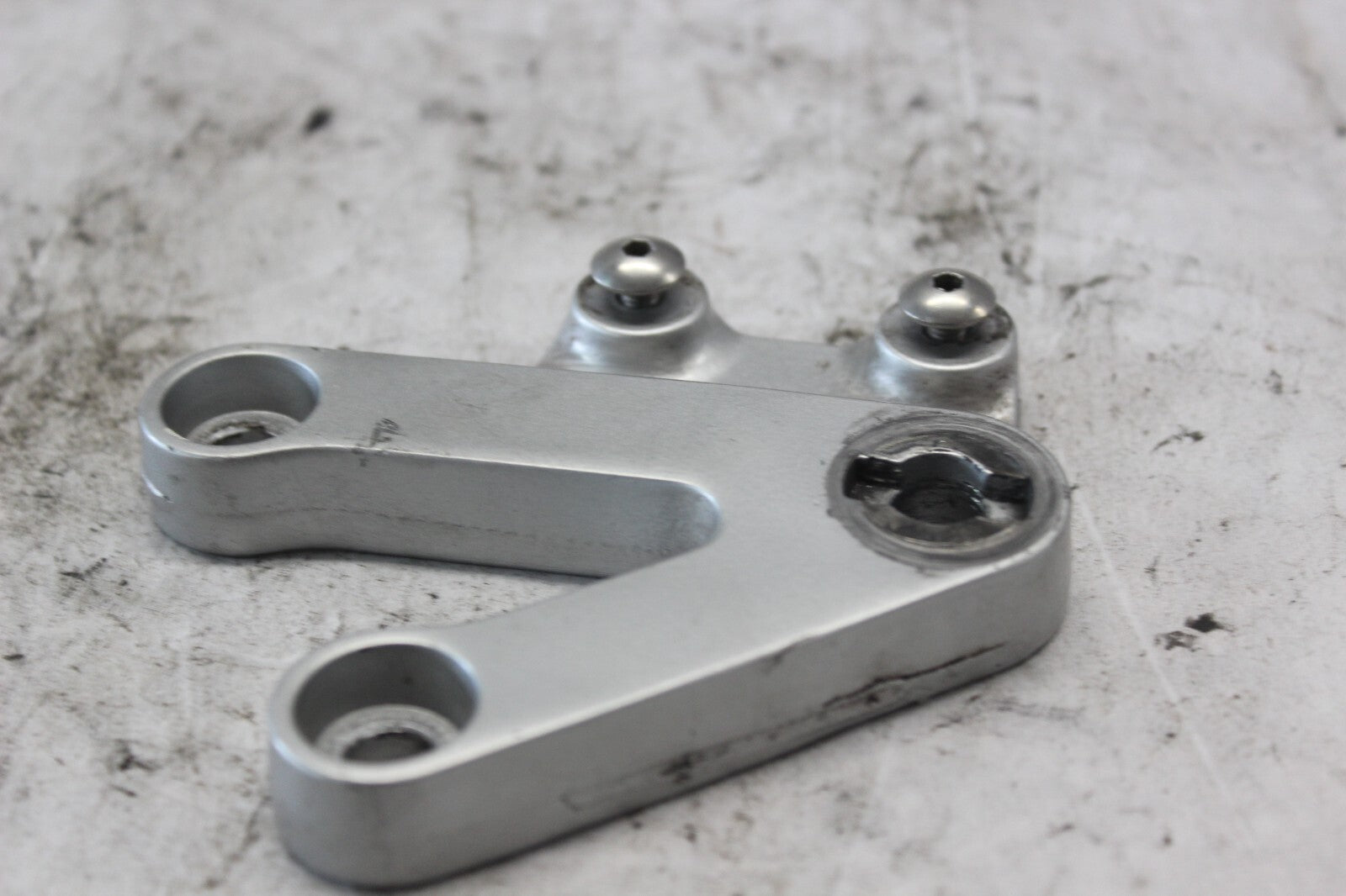 FRONT LEFT FOOTREST BRACKET 43521-35F00 2002 SUZUKI GSX-R1000