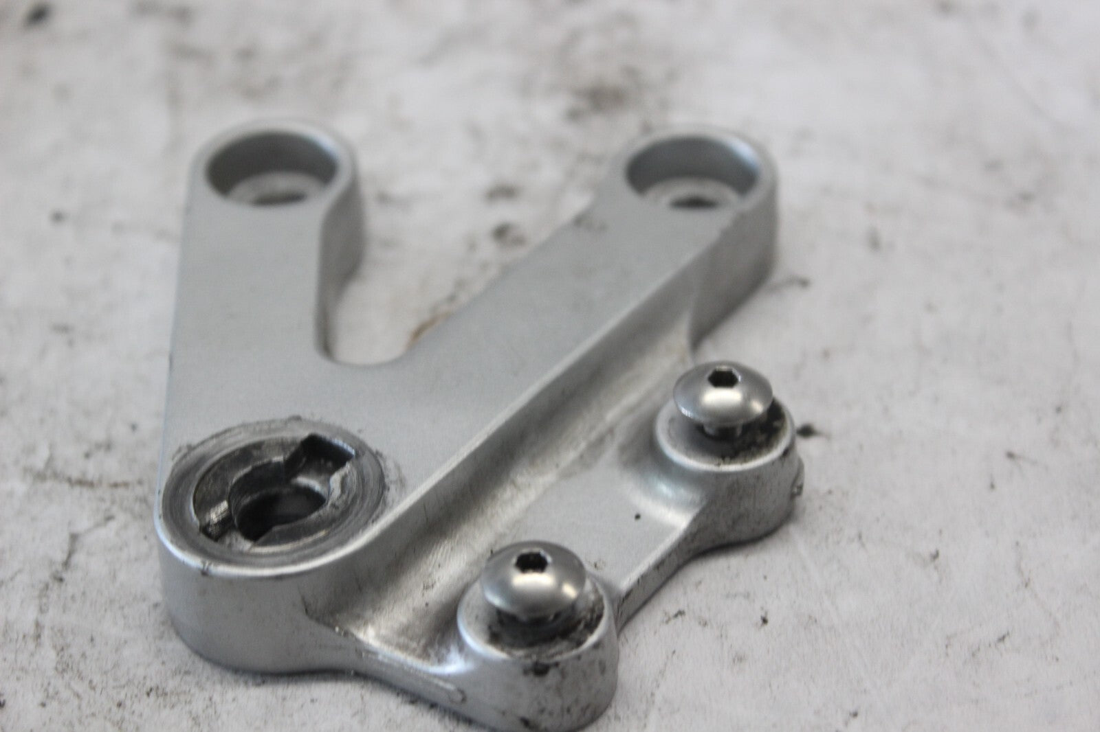 FRONT LEFT FOOTREST BRACKET 43521-35F00 2002 SUZUKI GSX-R1000