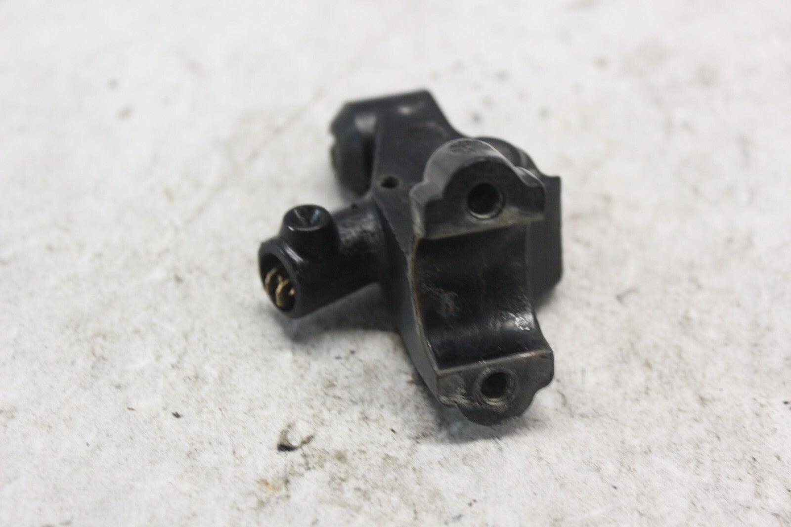 LEFT HANDLEBAR BRACKET 53172-KT8-710 1998 HONDA CBR900RR