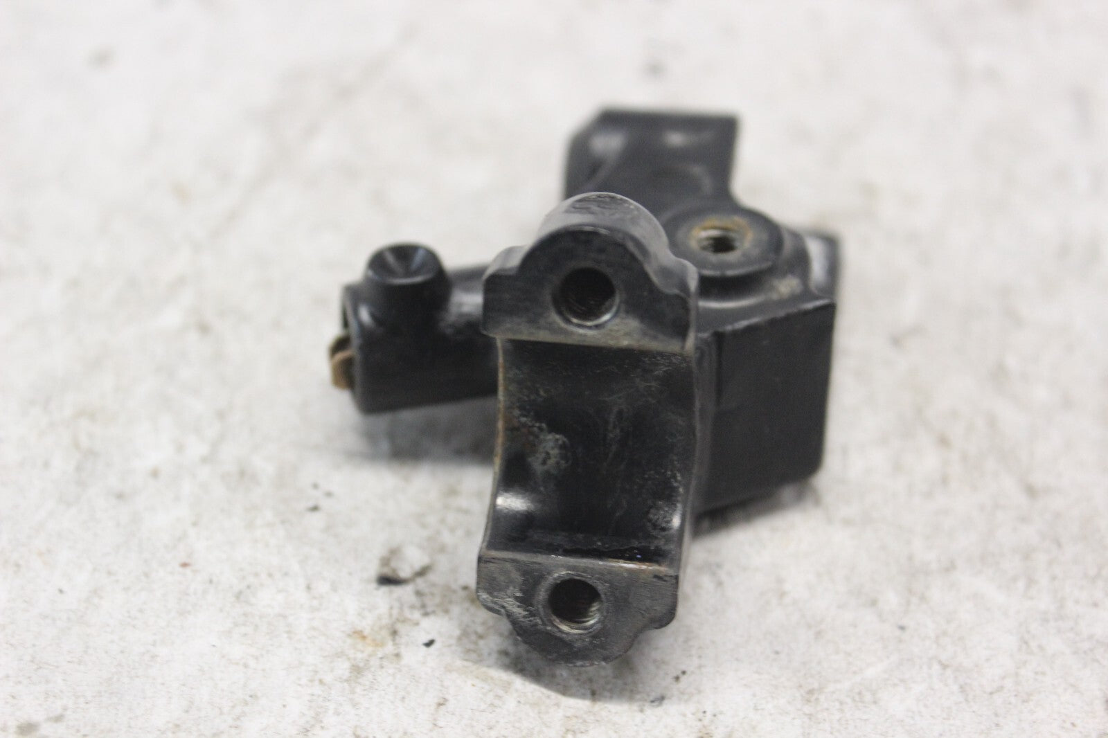 LEFT HANDLEBAR BRACKET 53172-KT8-710 1998 HONDA CBR900RR