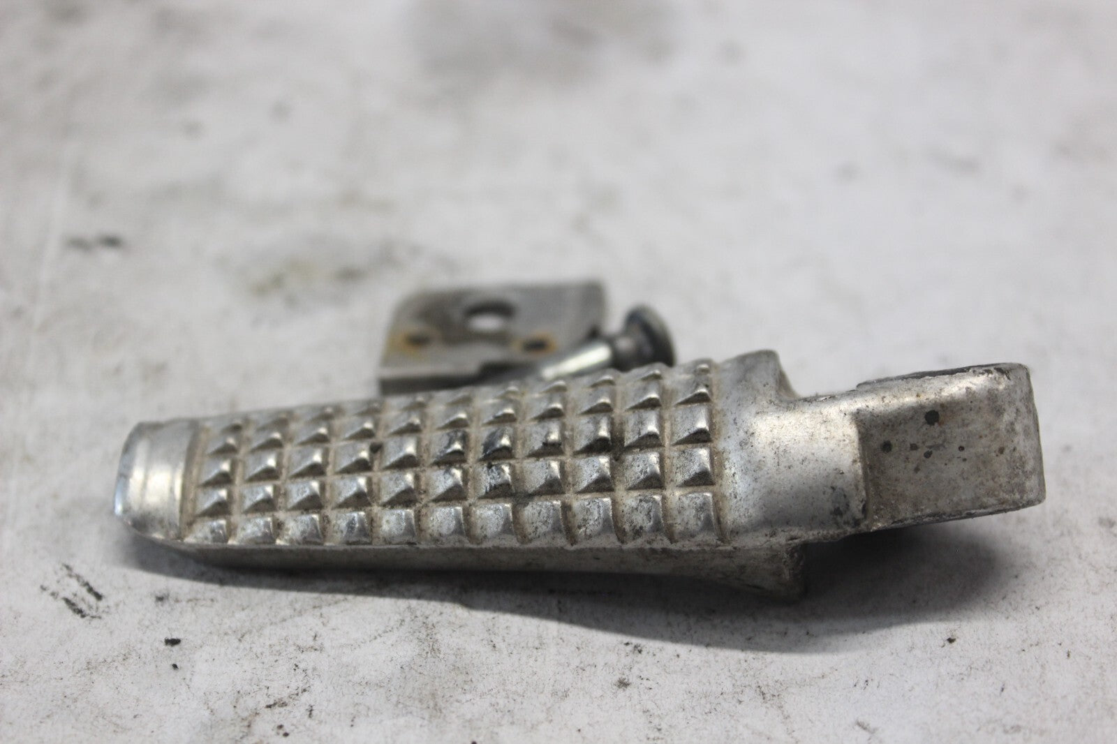 PASSENGER LEFT FOOTPEG ASSY 43621-35F00 2002 SUZUKI GSX-R1000