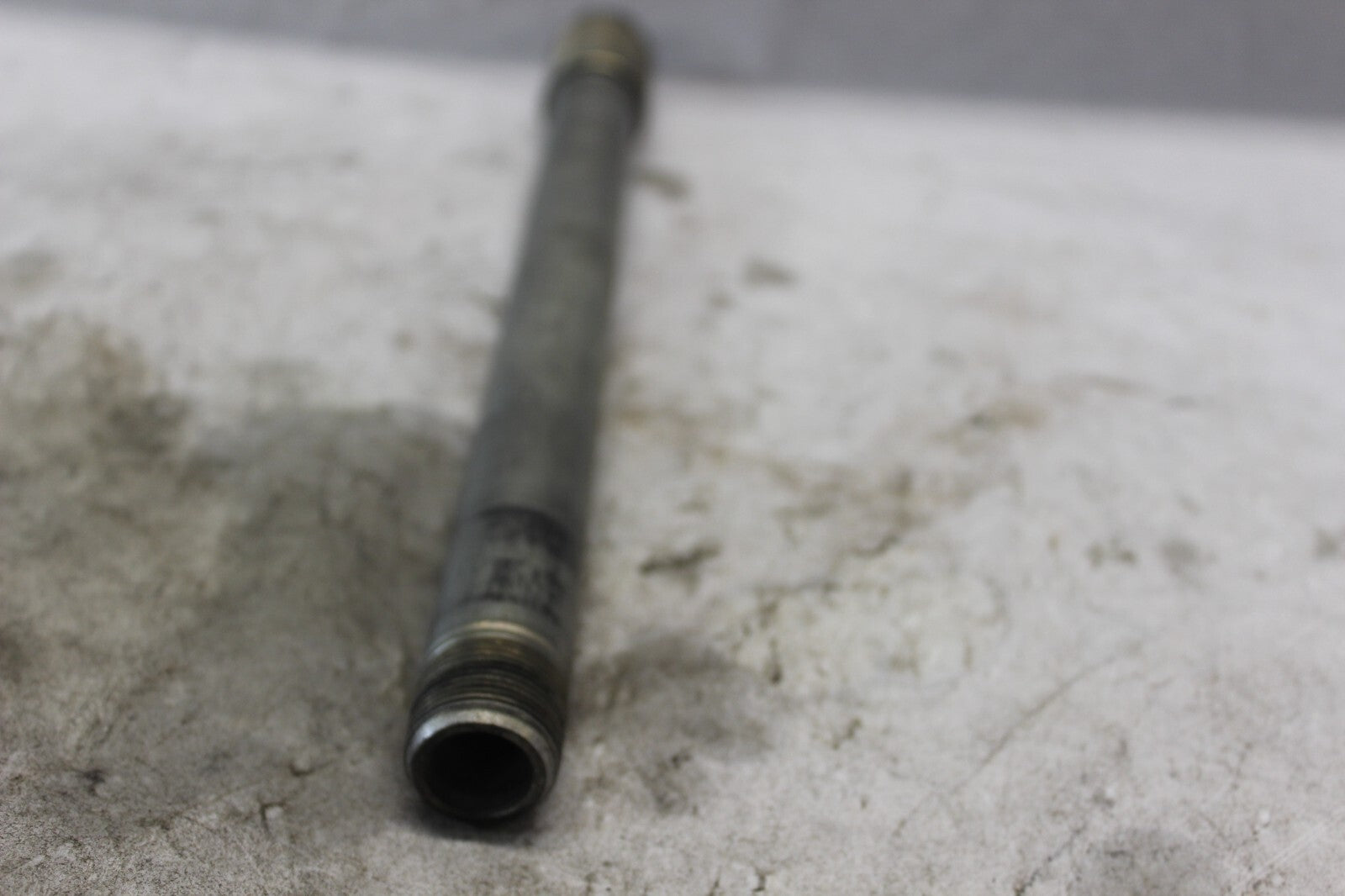 SWINGARM PIVOT SHAFT 61211-33E00 2002 SUZUKI HAYABUSA GSX1300R