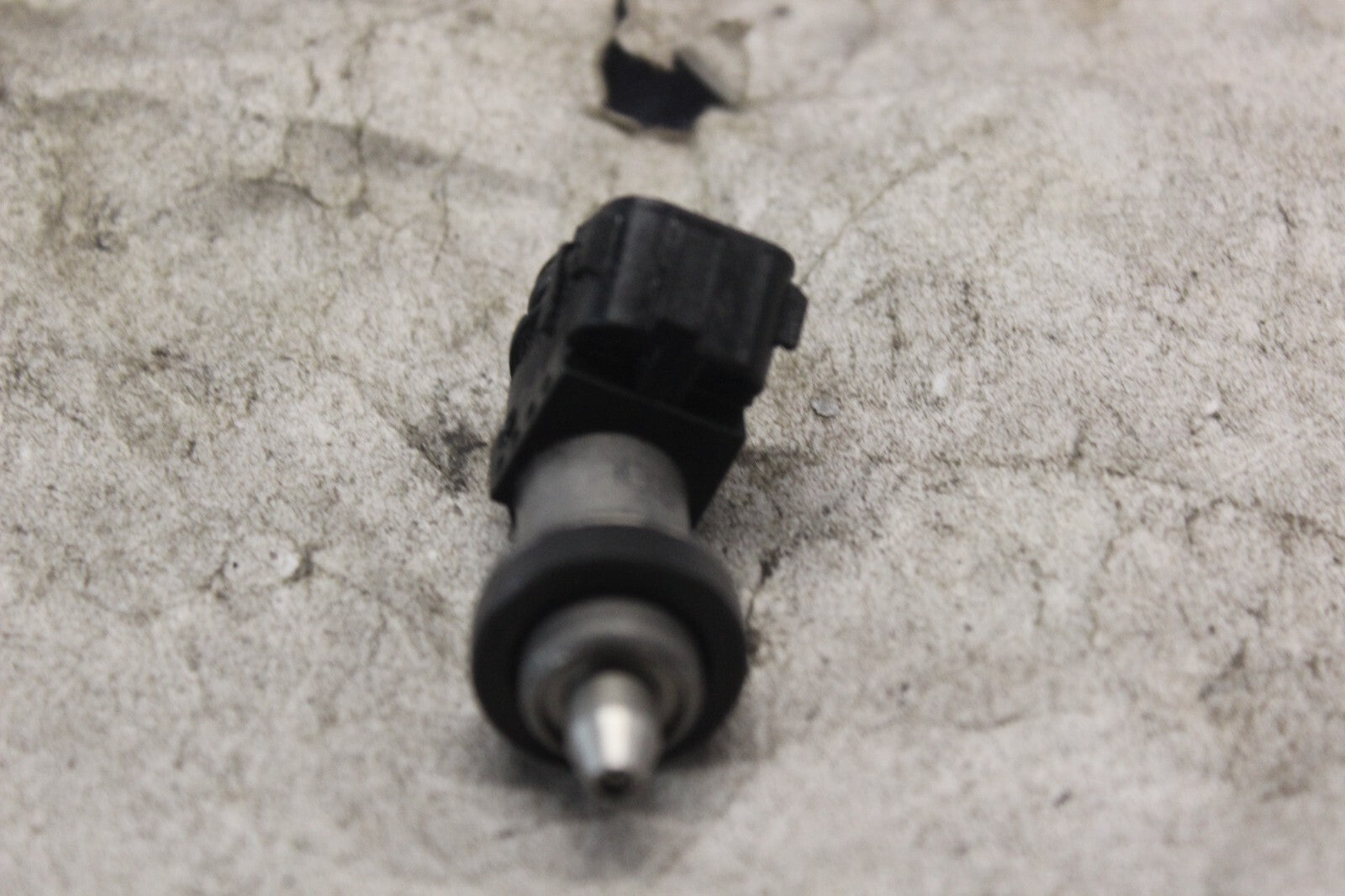 FUEL INJECTOR 15710-24F00 2002 SUZUKI HAYABUSA GSX1300R