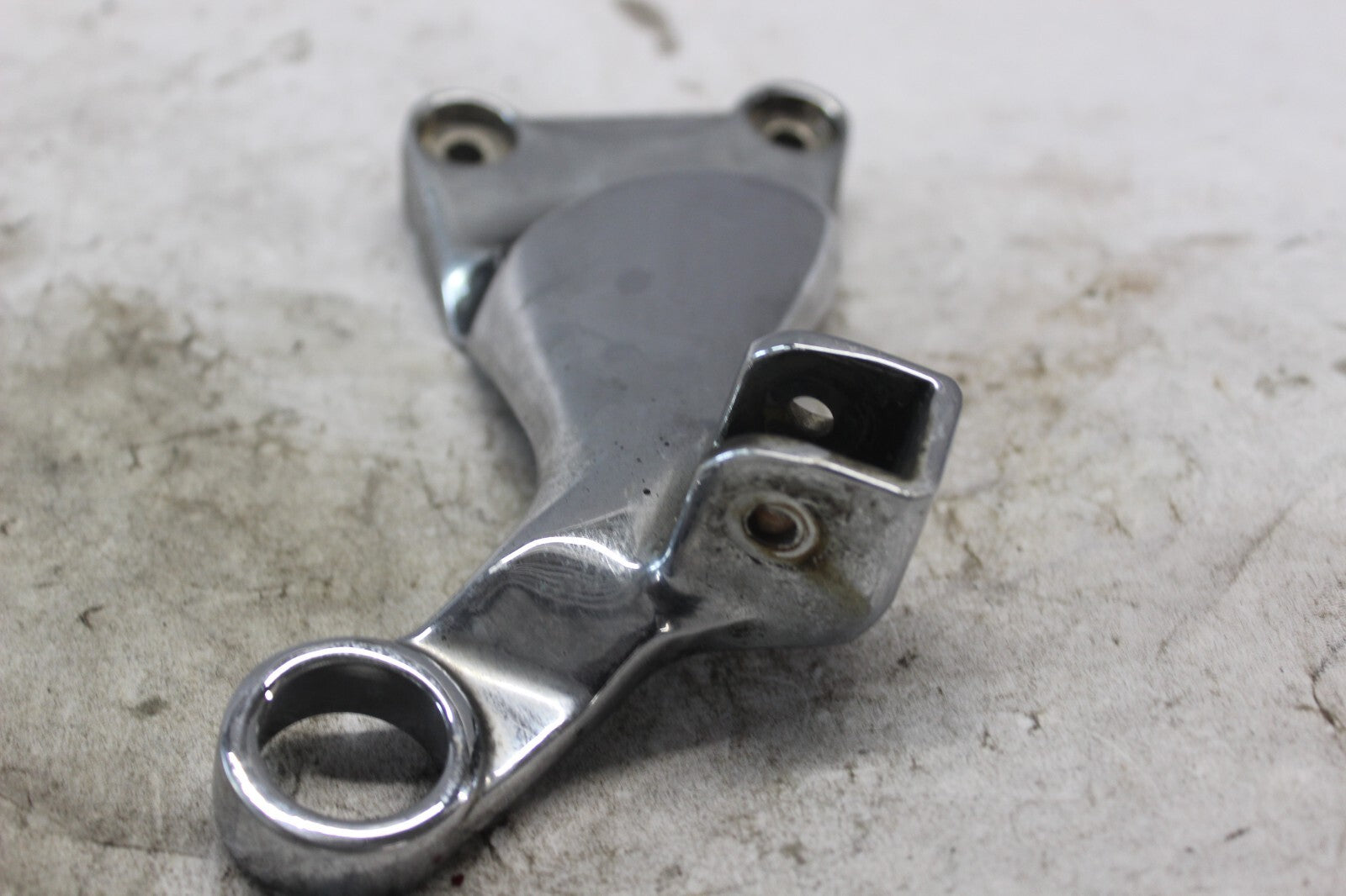 PASSENGER FOOTPEG BRACKET RIGHT CHROME 43600-24F00 2002 SUZUKI HAYABUSA GSX1300R