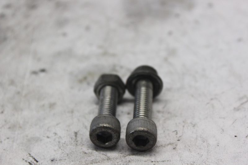 PASSENGER FOOTREST BRACKET BOLT 2PCS 09106-08149 2002 SUZUKI GSX-R1000