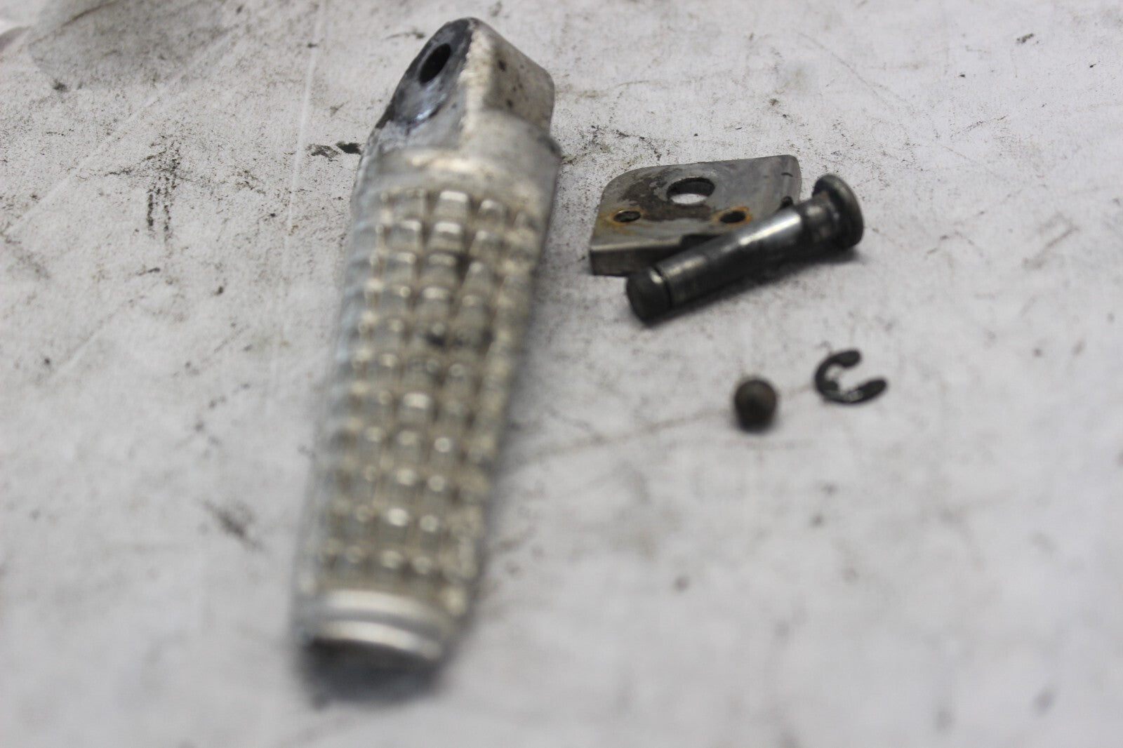 PASSENGER LEFT FOOTPEG ASSY 43621-35F00 2002 SUZUKI GSX-R1000